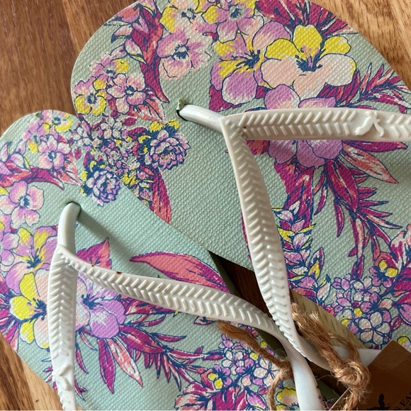 SOLD // Bundle Only Item // NWT American Eagle Floral Flip Flops - Picture 4 of 7